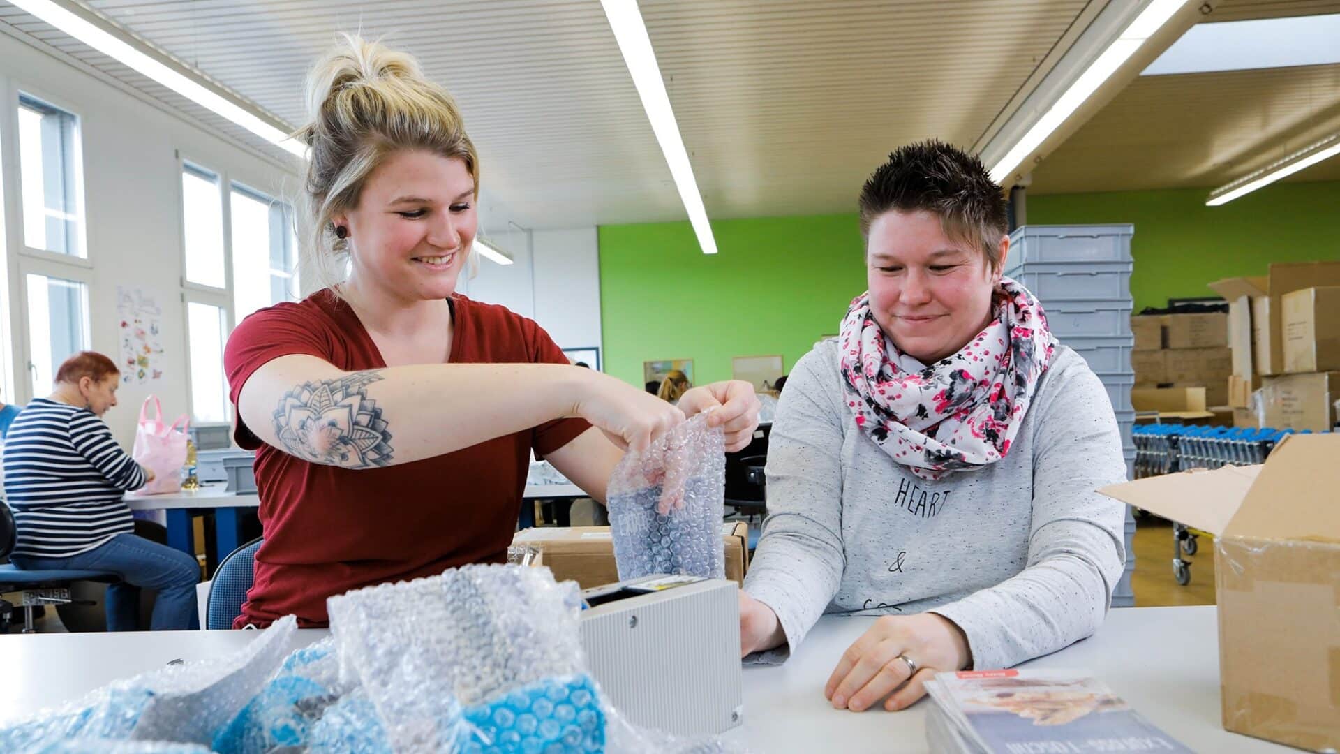 Arbeitsagogin und IV-Beziehende bei ausrüsten