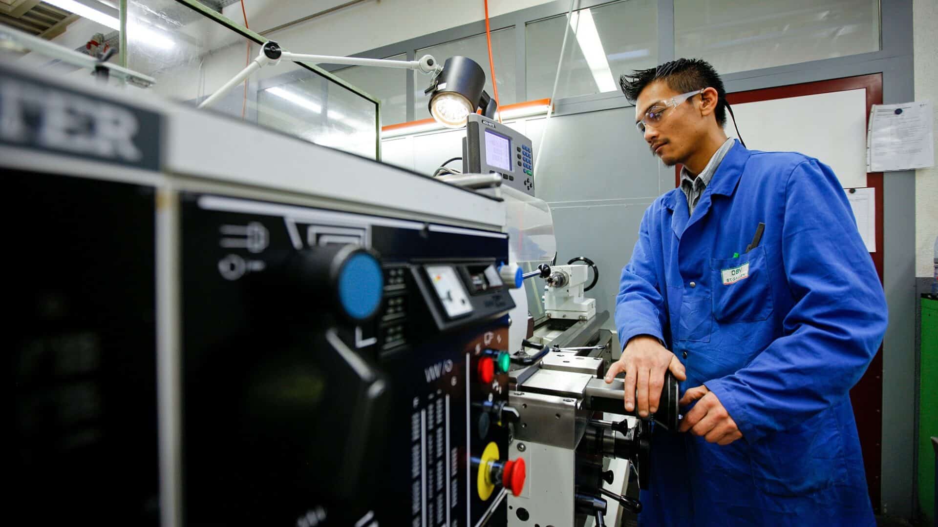 Mann beim Arbeiten in der Mechanischen Fertigung