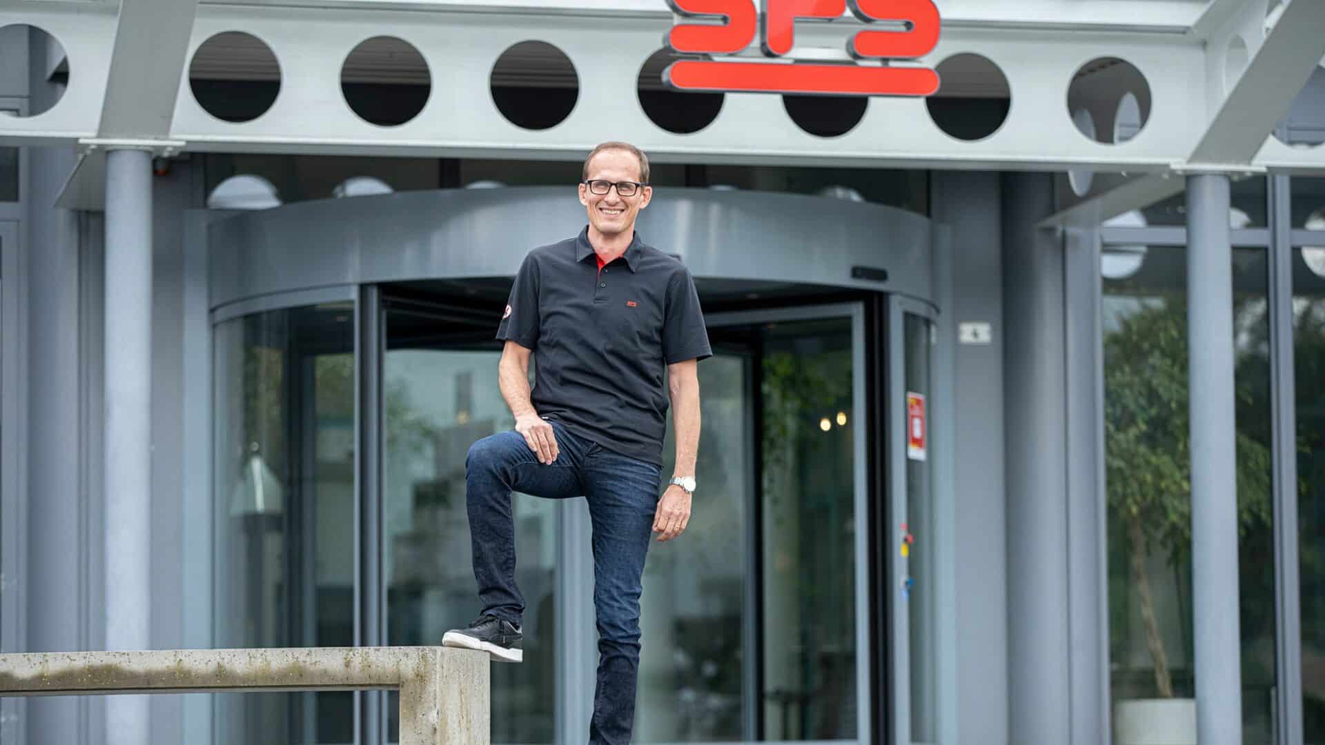 Patrick Dietsche vor dem SFS Gebäudeeingang