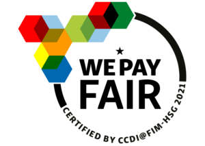 Ein kreisförmiges Logo mit bunten, ineinandergreifenden Sechsecken oben links. Der Text lautet „WE PAY FAIR“ mit einem kleinen Stern darüber und „CERTIFIED BY CCDI@FIM-HSG 2021“ darunter.