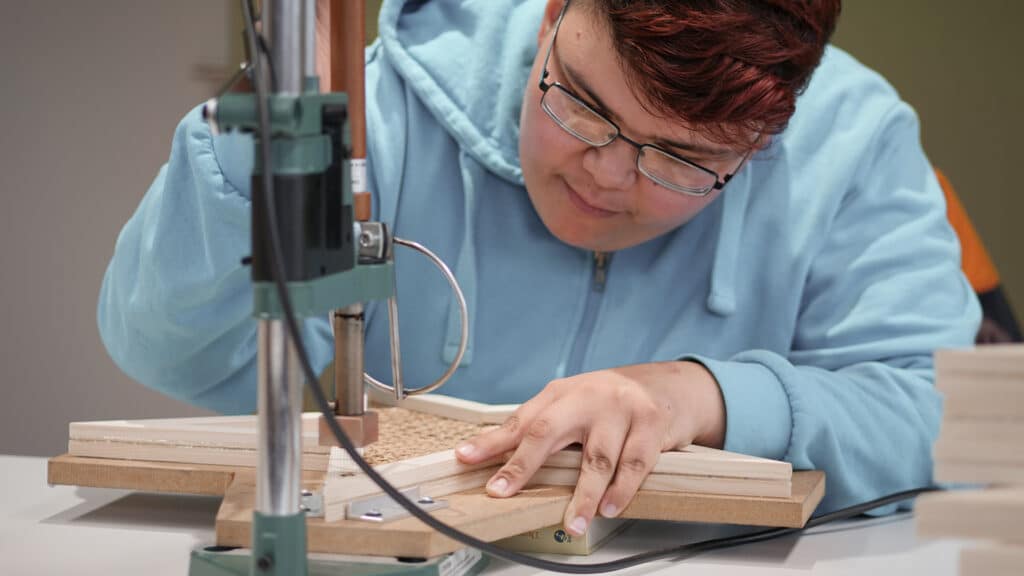 Mitarbeitender der Talentwerkstatt bei der Sternen-Produktion