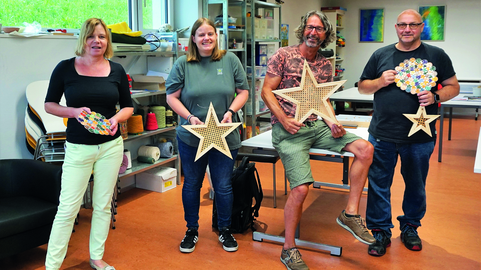 Teamfoto von links: Helene Eigenmann, Bettina Roth, John Plompen und Marcel Huggler kreieren zusammen mit der gesamten Talentwerkstatt die Sterne und Scheiben.