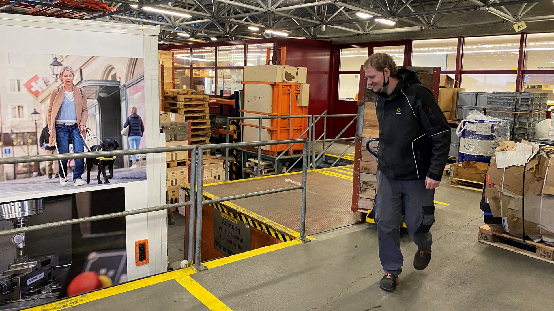 Lagermitarbeitender bei der Arbeit