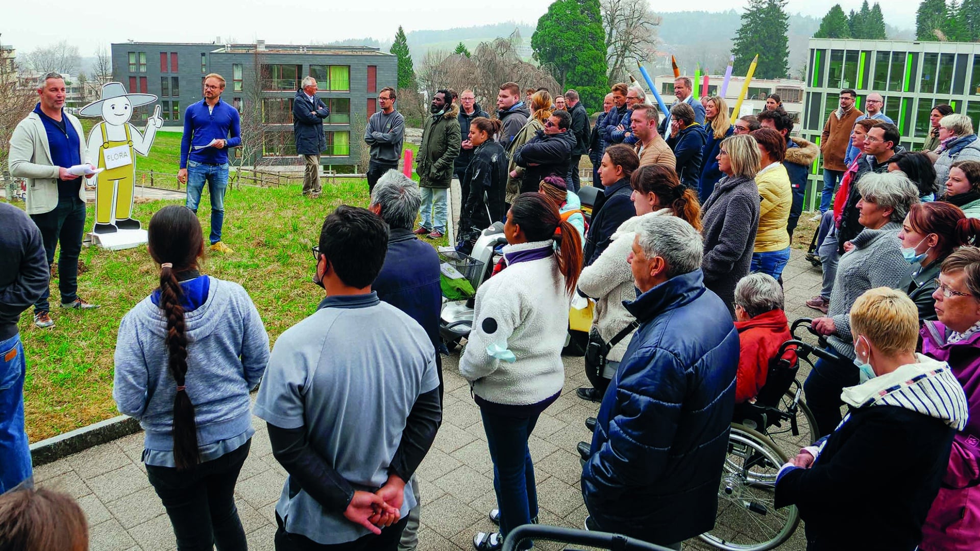 Der Kastanienbaum wurde im Beisein von Vorstand und vielen Mitarbeitenden auf der «Piazza obvita» gepflanzt.