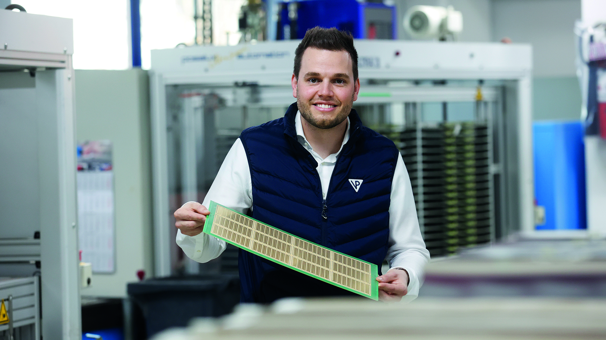Marco Breu, Produktionsleiter Varioprint, mit einer hochkomplexen Leiterplatte
