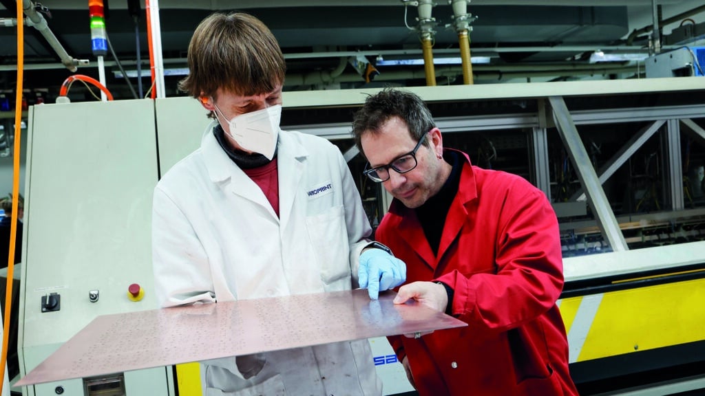 Kurt Flückiger erklärt Patrick Nauer eine bearbeitete Leiterplatte.