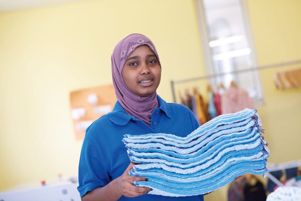 Pflegekraft räumt Wäsche zusammen