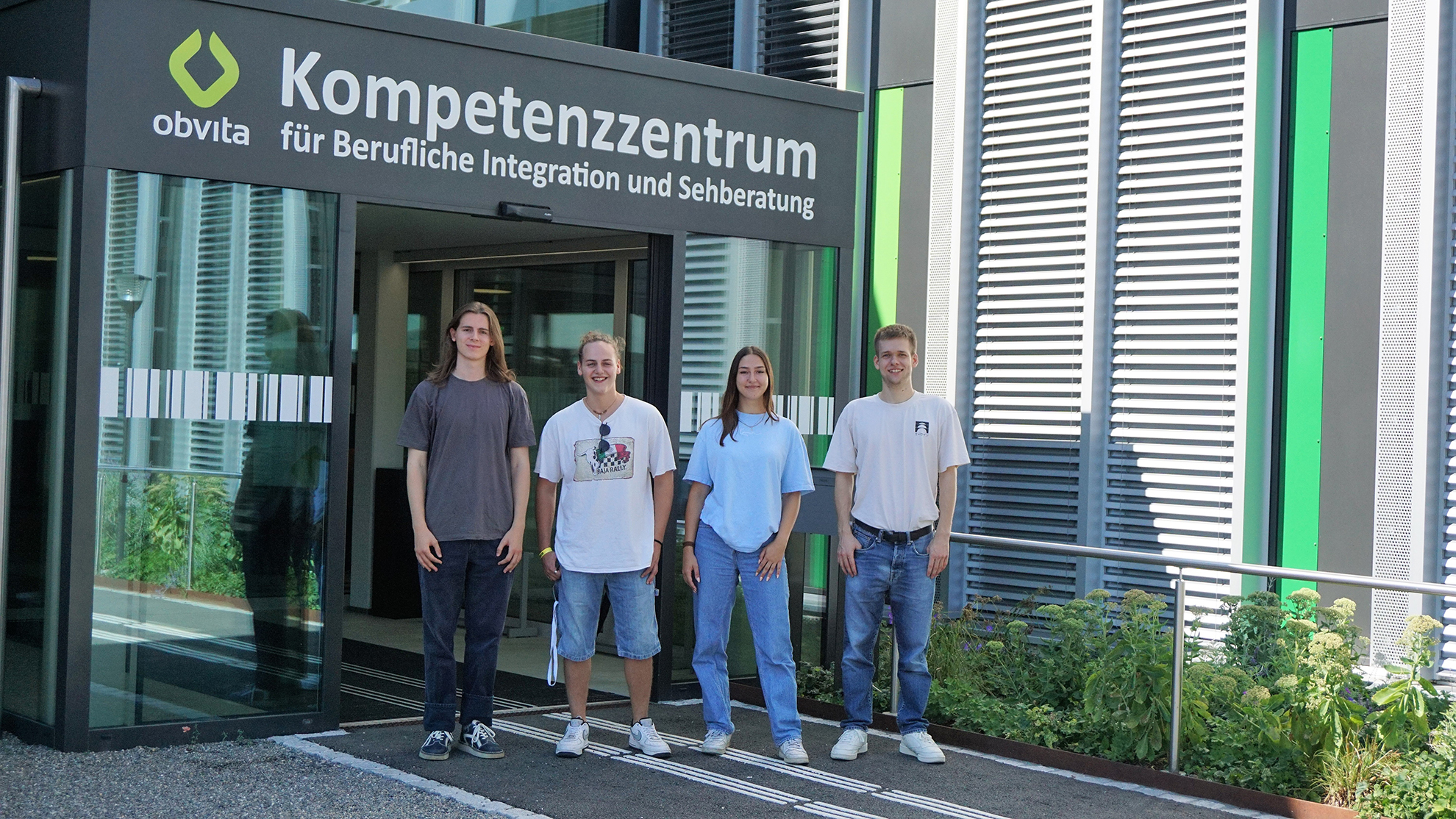 Dialogerin und Dialoger beim Eingang zum obvita-Kompetenzzentrum in St. Gallen