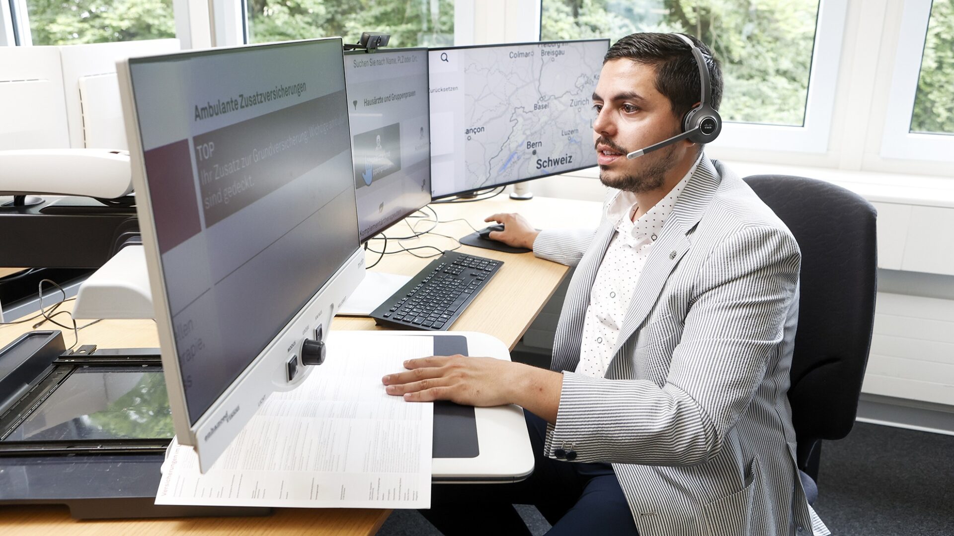 Pietro an seinem Arbeitsplatz bei Helsana in St. Gallen