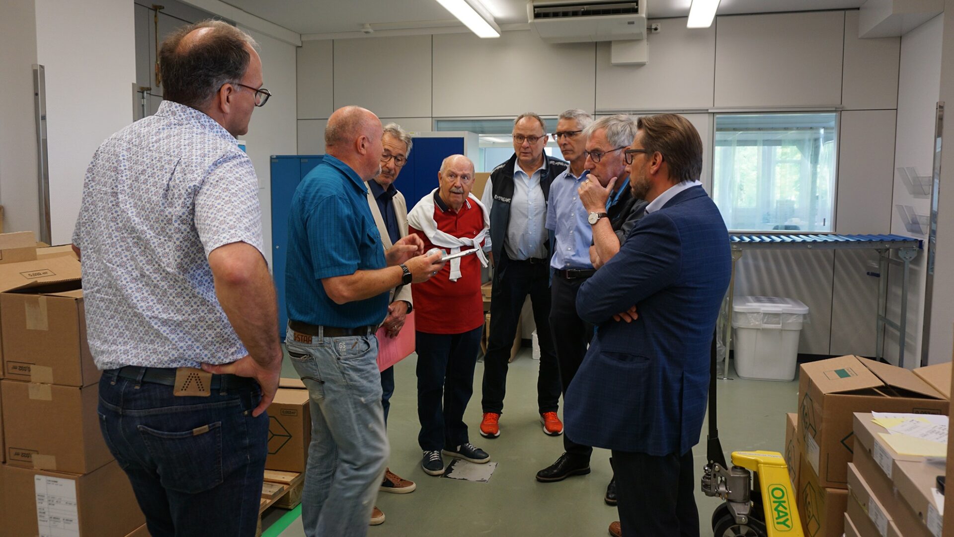 Die Männer des Rotary Clubs Fürstenland hören Raphael Frick auf einer Führung durch die Produktion zu