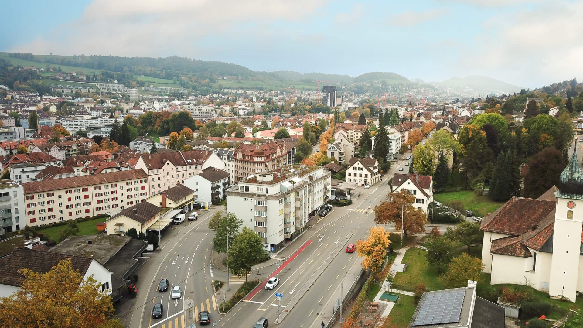 Drohnenaufnahme der Wohnschule Langgasse mit Blick Richtung dem Zentrum der Stadt St. Gallen mit Kantonsspital, Rathaus. Im Hintergrund der Säntis.