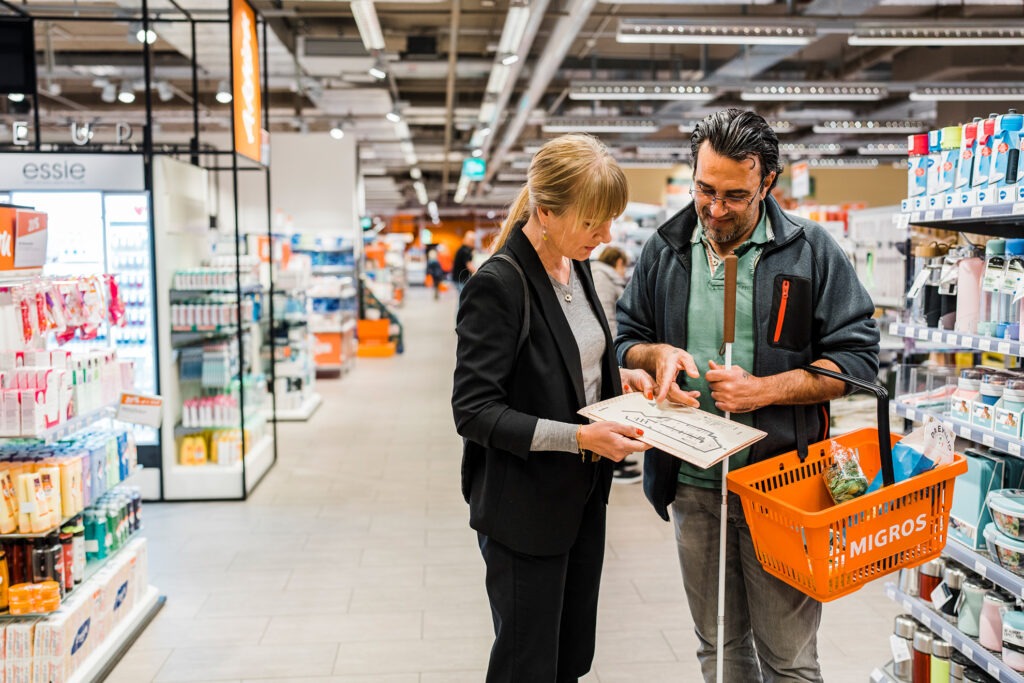 Marco und Sabine orientieren sich mit Hilfe der taktilen Karte