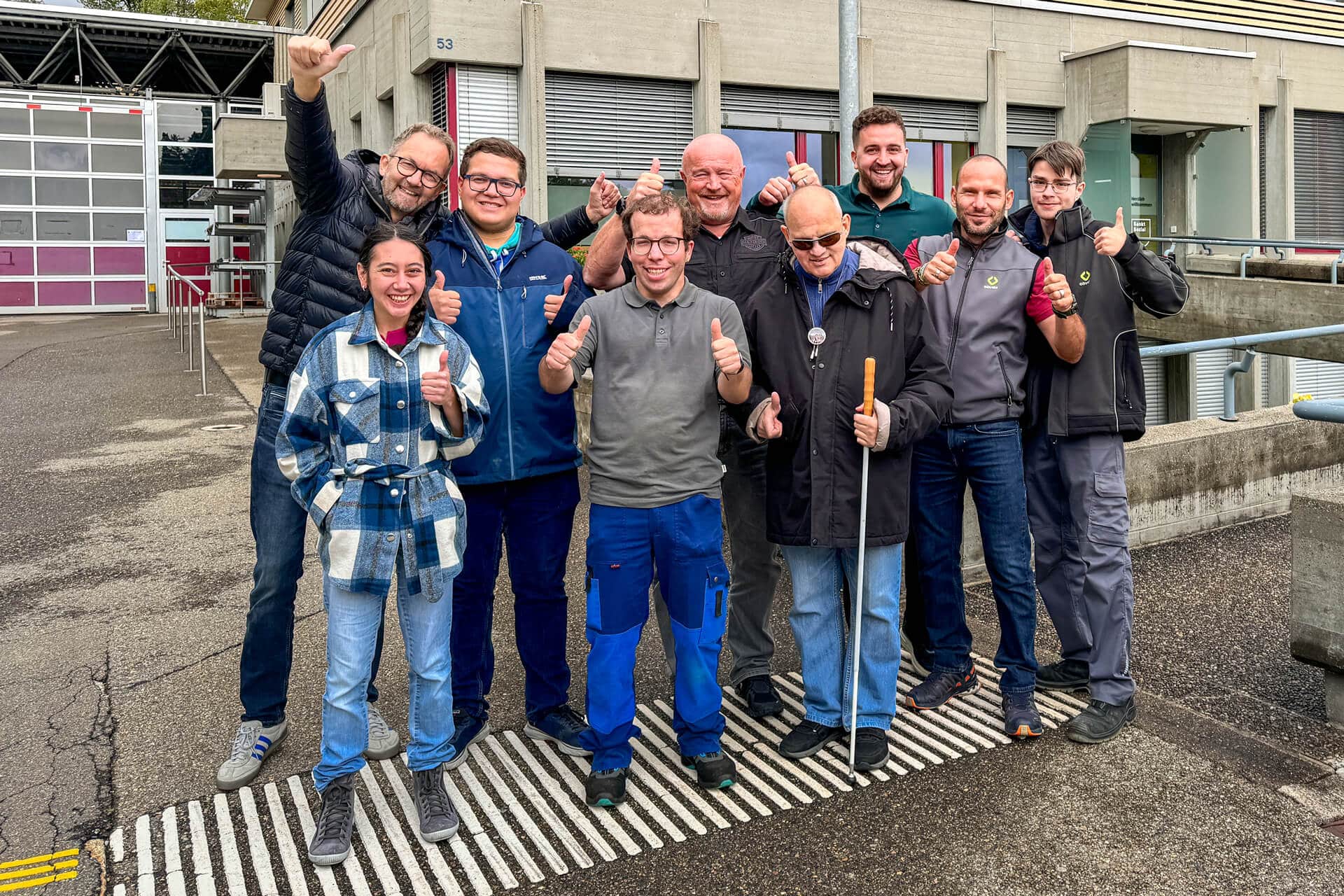 Gruppenbild Mitarbeitende vor der obvita Produktion.