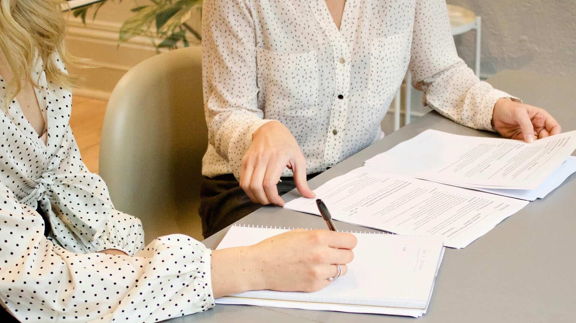 Zwei Personen am Tisch im Gespräch.