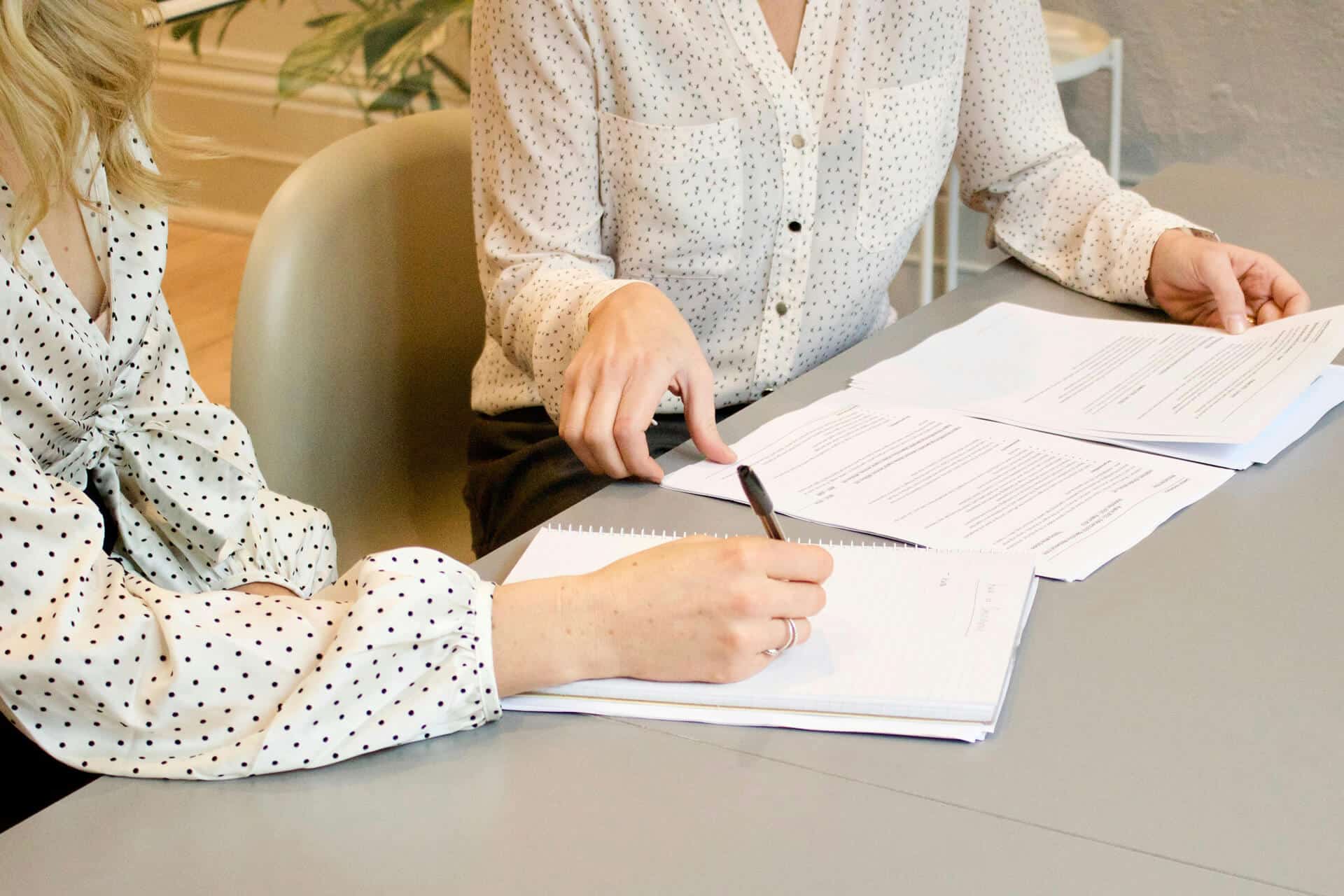 Zwei Personen am Tisch im Gespräch.