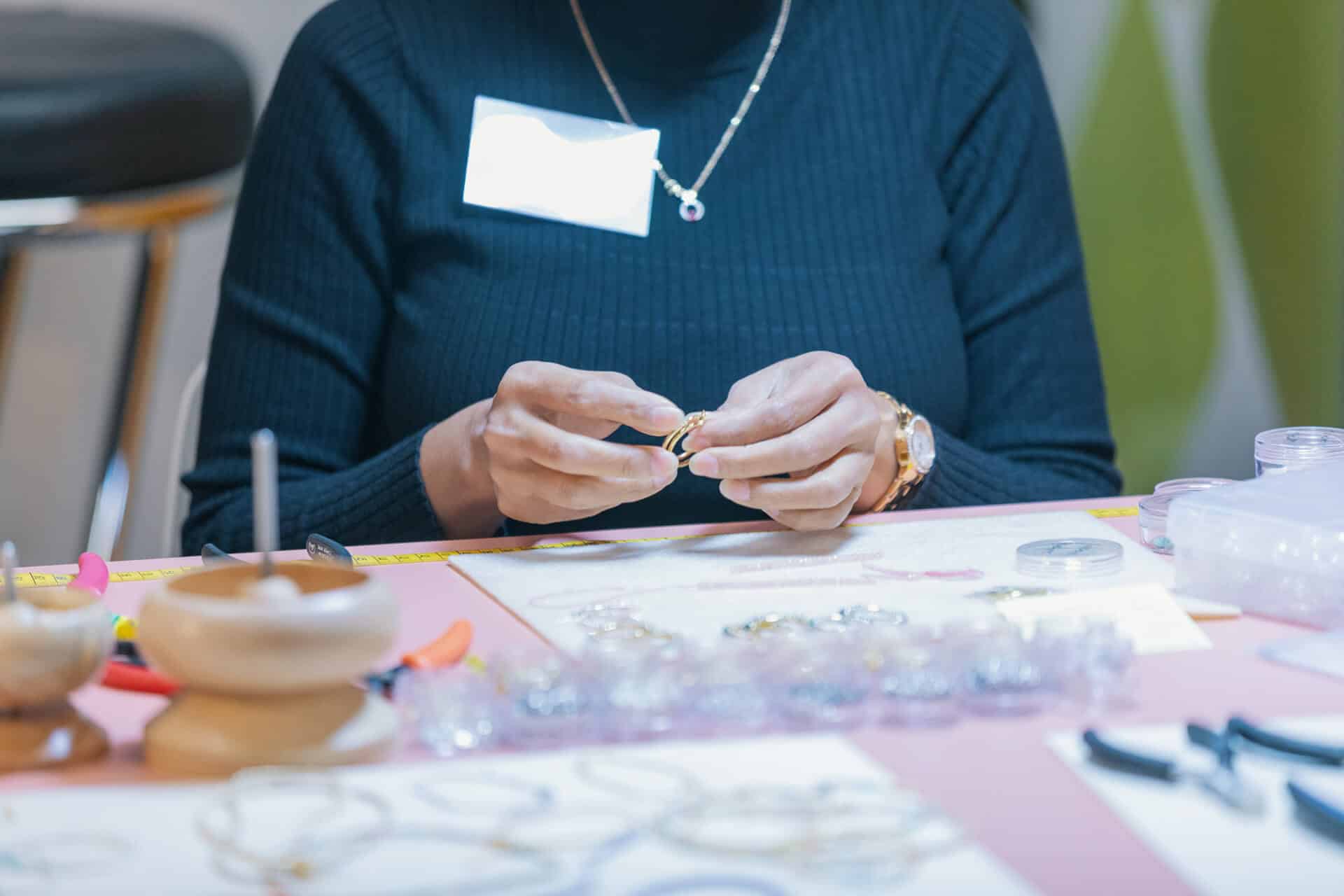 Eine Person fertigt einen Fingerring in der obvita Schmuckproduktion an.