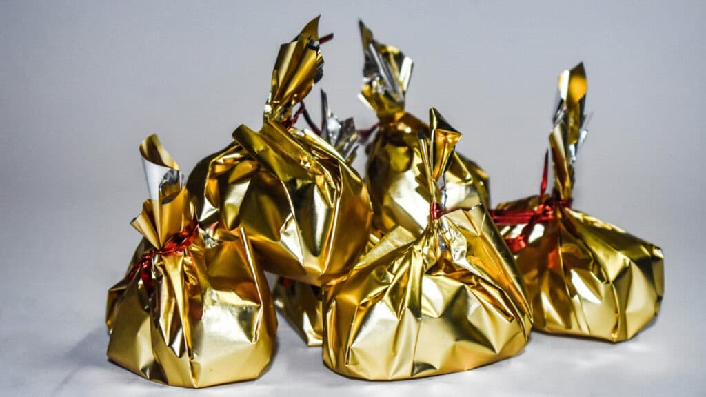 Detailnsicht von verpackten Pralinen.