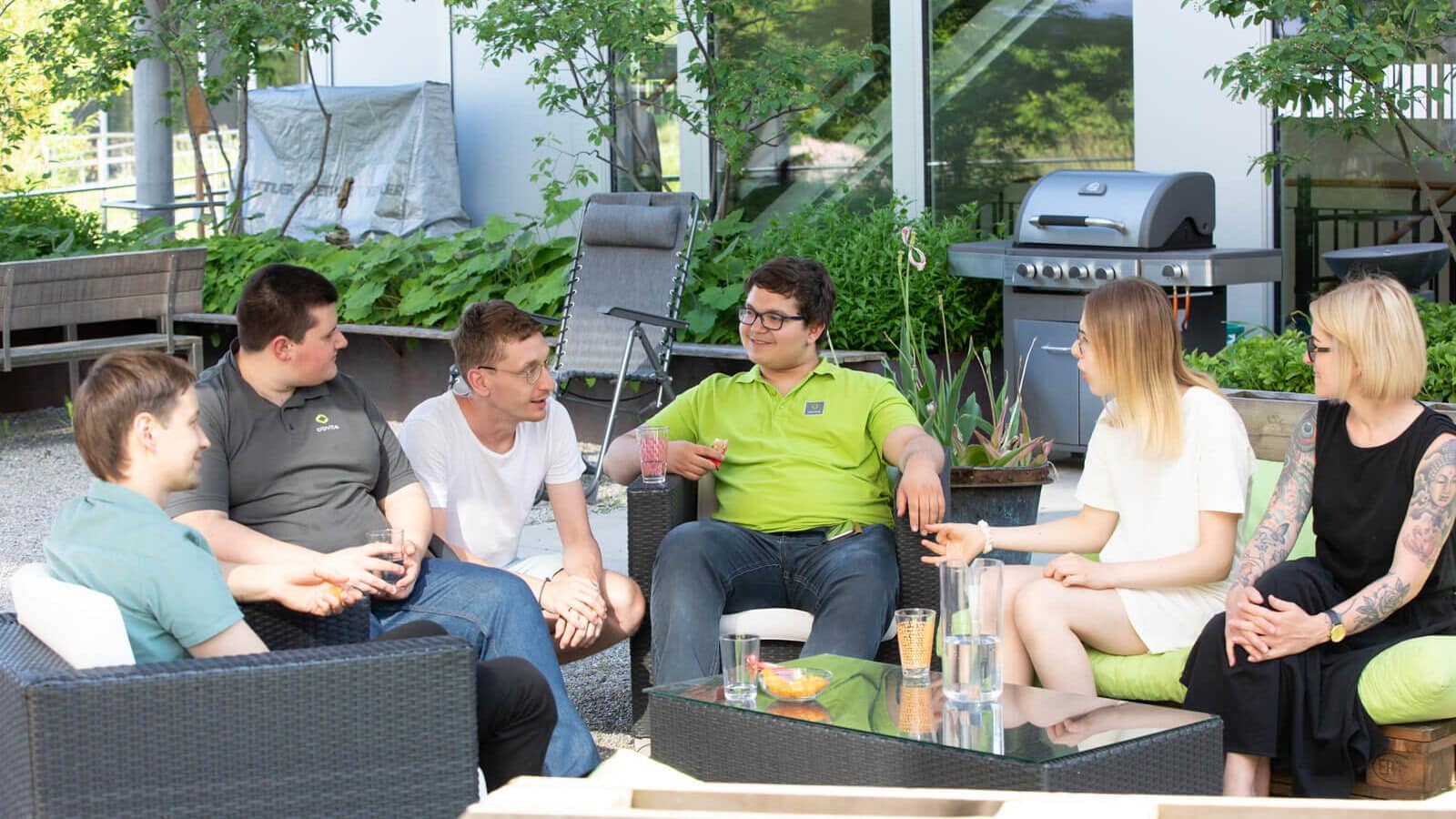 Gruppen Jugendlicher vor dem Wohnheim.