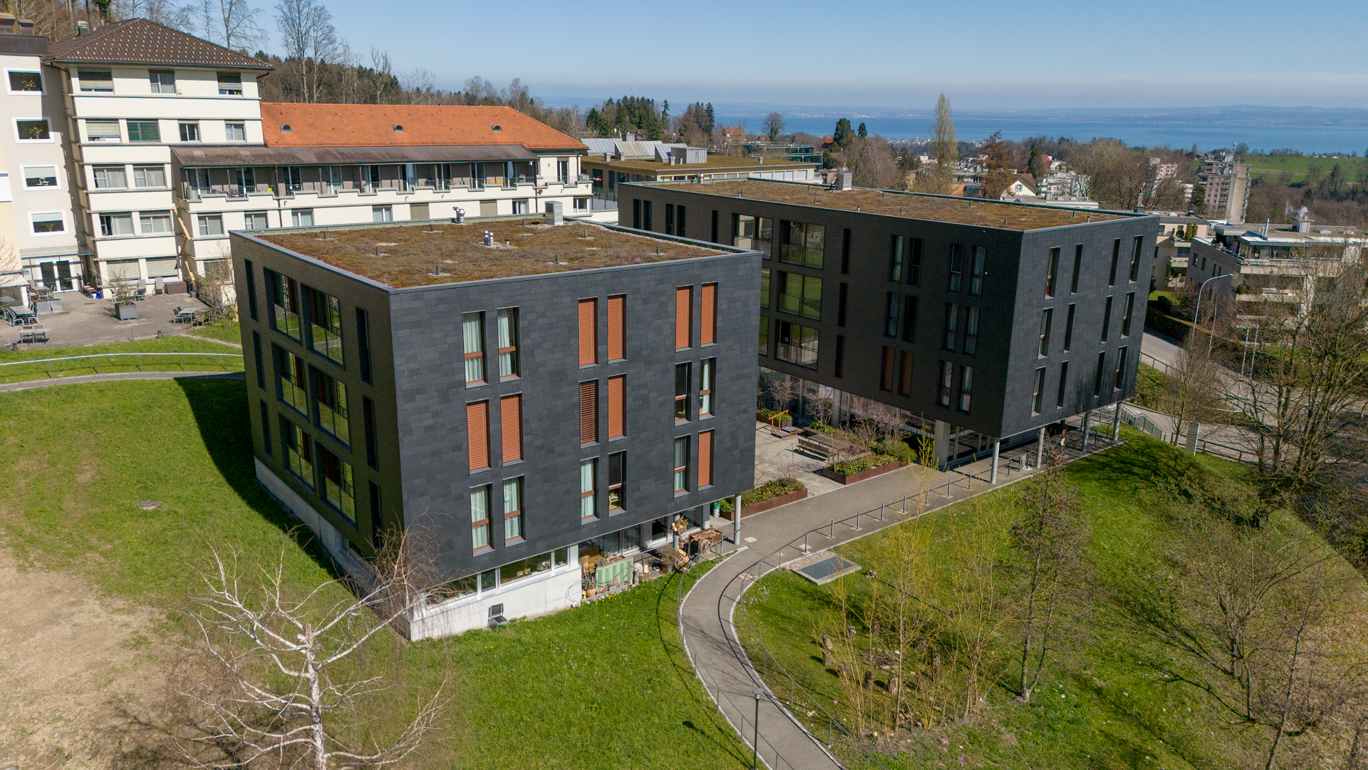 Aussenaufnahme mit einer Drohne von den obvita Wohnheimen für Jugendliche und Erwachsene. Im Hintergrund das Altersheim bruggwald51.