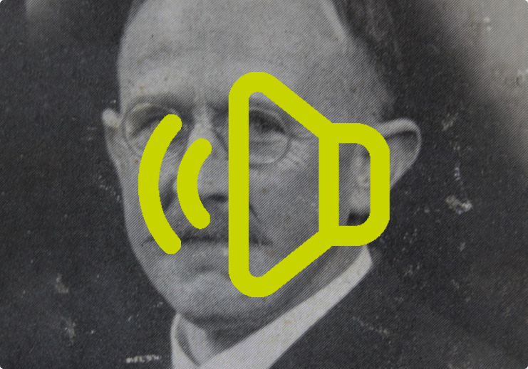 Ein Schwarz-Weiß-Porträt eines älteren Mannes mit Brille und Anzug, über dessen Gesicht ein großes gelbes Lautstärkesymbol eingeblendet ist.