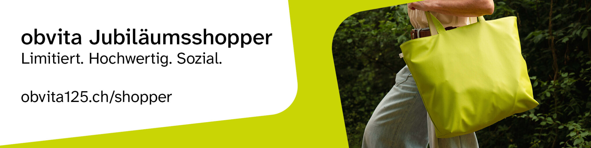Eine Person hält eine große, leuchtend grüne Tragetasche. Der Text lautet: "obvita Jubiläumsshopper. Limitiert. Hochwertig. Sozial. obvita125.ch/shopper" auf weissem und grünem Hintergrund.