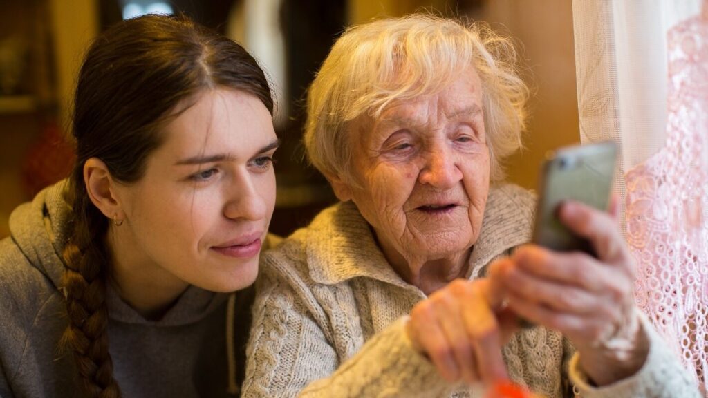 Junger Mann alte Frau Smartphone