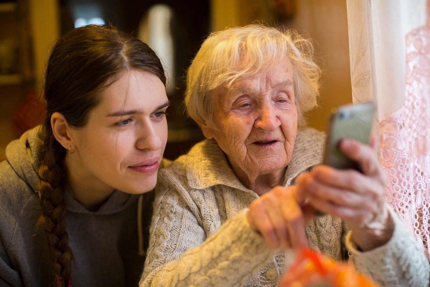 Junger Mann alte Frau Smartphone